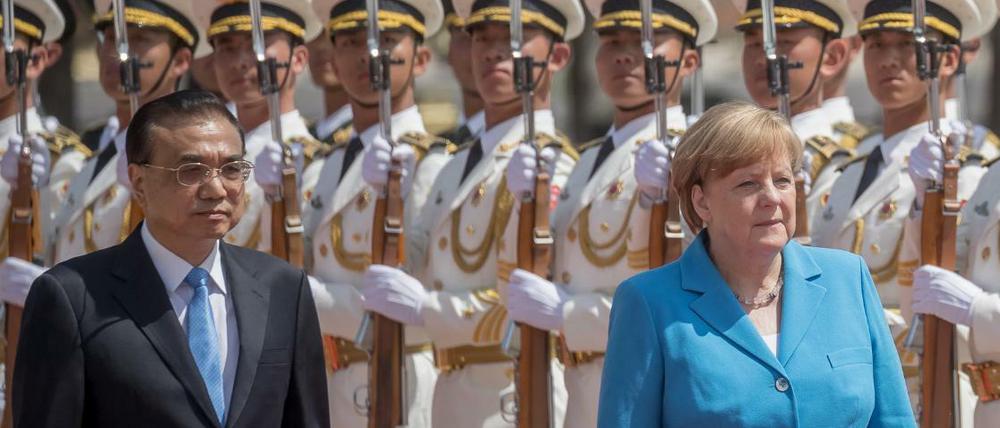 Angela Merkel wird vom chinesischen Ministerpräsidenten Li Keqiang mit militärischen Ehren begrüßt. 