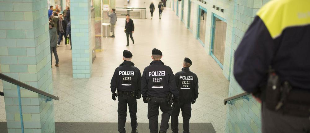 Die BVG und die Polizei laufen gemeinsam Streife am U-Bahnhof Alexanderplatz.