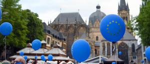 Europa hoch halten. Besucher beim Bürgerfest vor dem Aachener Dom. 
