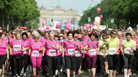 Zahlreiche Frauen nehmen am 21.05.2016 am Avon-Frauenlauf über die 5 km-Distanz in Berlin teil.