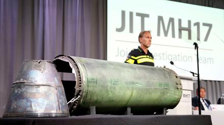 Ermittler präsentieren die Überreste der Buk-Rakete, mit der MH17 abgeschossen wurde.