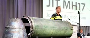 Ermittler präsentieren die Überreste der Buk-Rakete, mit der MH17 abgeschossen wurde.