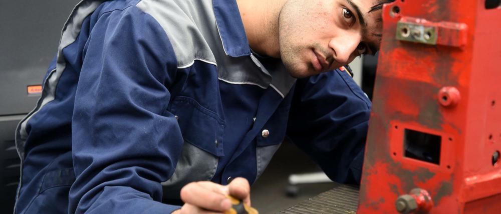 In der Ausbildungswerkstatt der Deutschen Bahn in Berlin-Schöneweide können junge Geflüchtete eine Ausbildung machen.