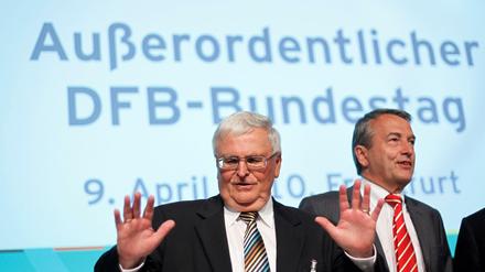 Was wollt ihr von mir? Theo Zwanziger (links neben seinem Nachfolger Wolfgang Niersbach) versteht die Anklage gegen ihn nicht.