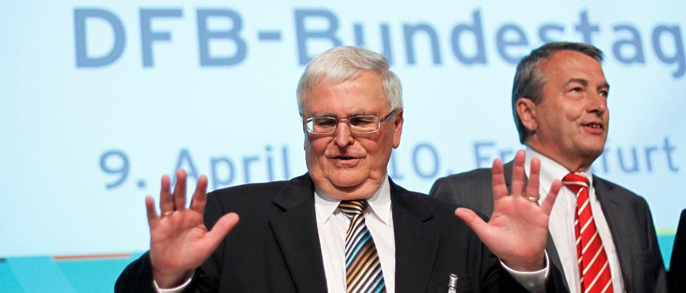 Was wollt ihr von mir? Theo Zwanziger (links neben seinem Nachfolger Wolfgang Niersbach) versteht die Anklage gegen ihn nicht.
