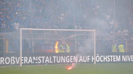 Rauch in Mannheim. Das Spiel Waldhof gegen Uerdingen musste abgebrochen werden.