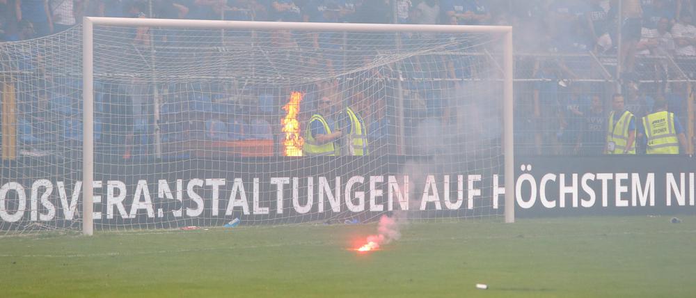 Rauch in Mannheim. Das Spiel Waldhof gegen Uerdingen musste abgebrochen werden.