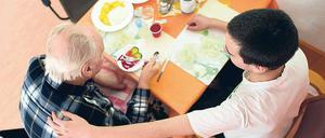 Im oft eintönigen Alltag im Seniorenheim sind „Bufdis“ da lieb gewordene Besuche.