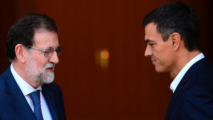 Der spanische Premierminister Mariano Rajoy (L) begrüßt Pedro Sanchez, Chef der spanischen Sozialdemokraten, in Madrid. 