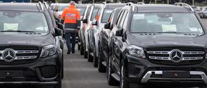 Neuwagen von Mercedes-Benz stehen auf dem Autoterminal der BLG Logistics Group in Bremerhaven (Bremen). 