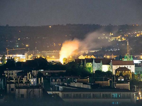 Nach einer Detonation am Mittwochabend fing das Dämmmaterial der Bombe Feuer.