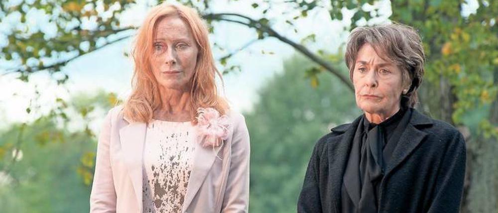 In Trauer um Vater und Mann: Gundula Bundschuh (Andrea Sawatzki, links) und ihre Mutter Ilse (Thekla Carola Wied).