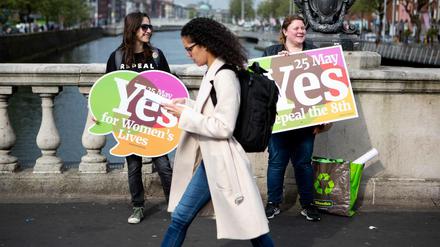 Frauen werben in Dublin für die Abschaffung des Verfassungszusatzes zum Abtreibungsverbot.