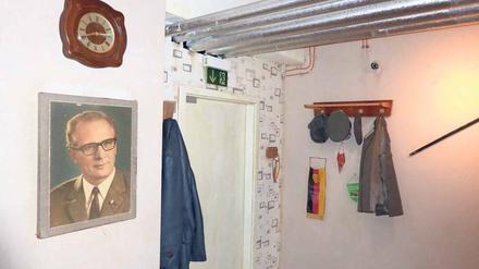 Der Erich Honecker an der Wand stammt aus der DDR. Die Uhr darüber ist allerdings "Made in West-Germany".
