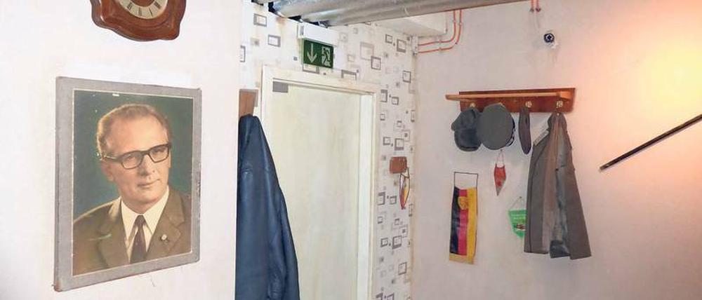 Der Erich Honecker an der Wand stammt aus der DDR. Die Uhr darüber ist allerdings "Made in West-Germany".