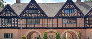 Eichenfachwerk. Schloss Cecilienhof nach der Renovierung. 