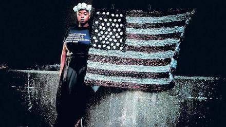 Flagge zeigen. Tasha Dougé hat ein Sternenbanner aus Synthetik-Haar gewebt. 