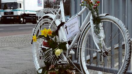 Leider kein Einzelfall: Ein Geisterrad in Berlin erinnert an eine verunglückte Fahrradfahrerin.