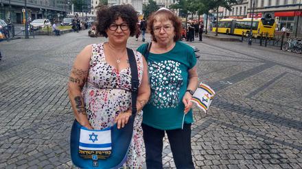 Die Veranstalterinnen Yael Wilms und Semadar Pery am Hermannplatz.