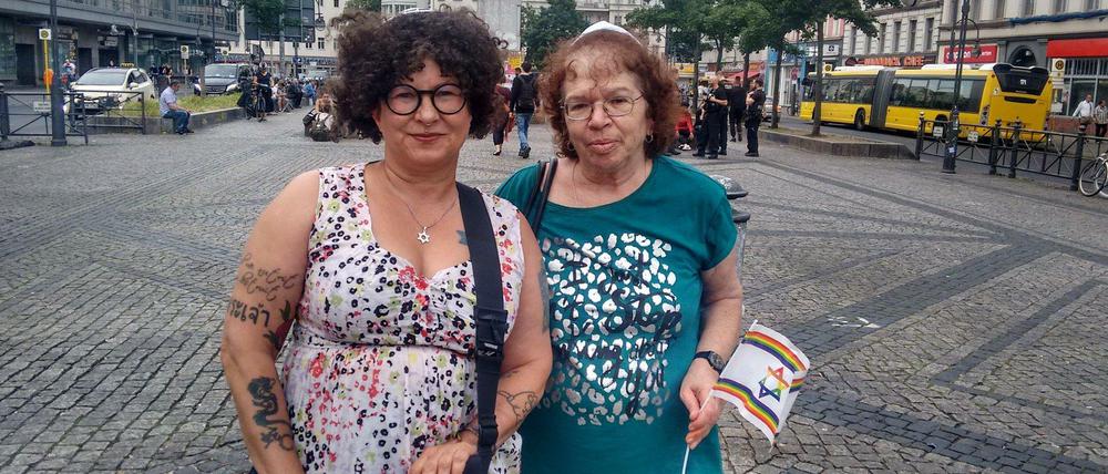 Die Veranstalterinnen Yael Wilms und Semadar Pery am Hermannplatz.