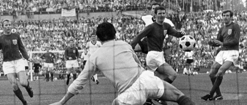Franz Beckenbauer schoß das entscheidende Tor gegen Englands Torwart Gordon Banks.