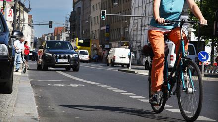 Die neue Radspur für Fahrradfahrer in der Karl-Marx-Straße in Berlin-Neukölln. 