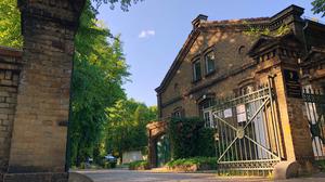 Der Eingang zum Friedhof Georgen-Parochial III in der Roelkestraße - diesmal aufgeschlossen.