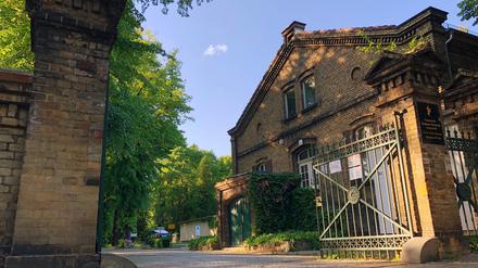 Der Eingang zum Friedhof Georgen-Parochial III in der Roelkestraße - diesmal aufgeschlossen.
