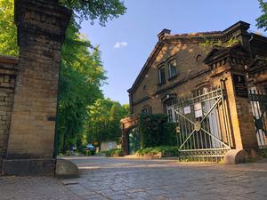 Der Eingang zum Friedhof Georgen-Parochial III in der Roelkestraße - diesmal aufgeschlossen.