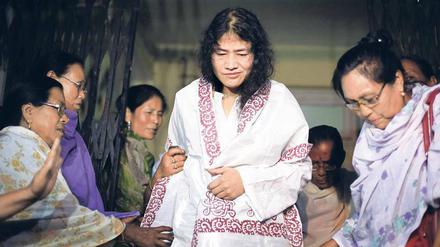 Lichtgestalt. Als Irom Sharmila aus einem Gefängniskrankenhaus in Manipur entlassen wird, begrüßen ihre Unterstützer sie ehrfürchtig.