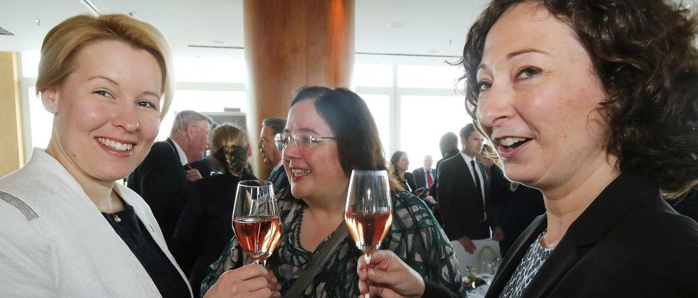 Hier stießen vor zwei Jahren zum traditionellen Spargelessen Franziska Giffey (links, SPD) und Ramona Pop (Grüne) an. Erstere war damals noch Neuköllner Bürgermeisterin und ist heute Bundesarbeitsministerin; letztere war Fraktionsvorsitzende im Abgeordnetenhaus und ist heute Wirtschaftssenatorin.