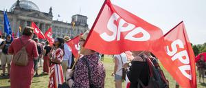 SPD-Mitglieder auf einer Demonstration unter dem Motto "Stoppt den Hass! Stoppt die AfD".