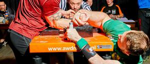 Matthias Schlitte (rechts) hat aufgrund eines Gendefekts einen stärkeren Arm. Beim Wrestling wird stehend gekämpft.