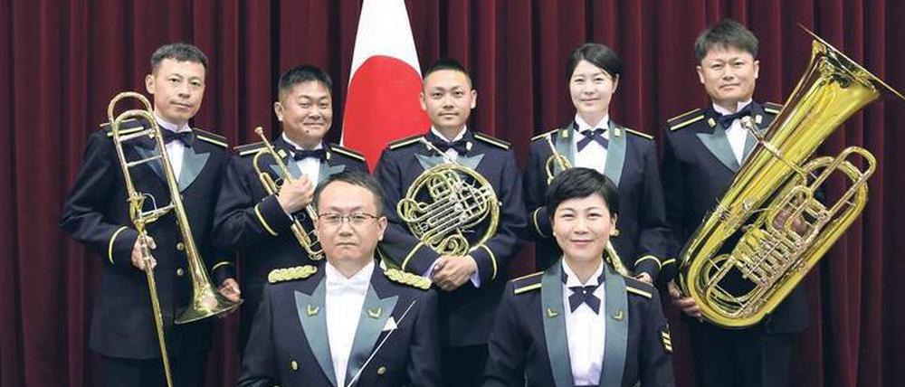 Die siebenköpfige Delegation der japanischen Heeres-Zentralband