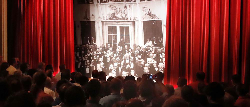 Zuletzt wurde eine Leinwand mit dem Foto der allerersten Vorstellung am Kurfürstendamm vor die Bühne gezogen – die Zuschauer von damals und von heute Auge in Auge.