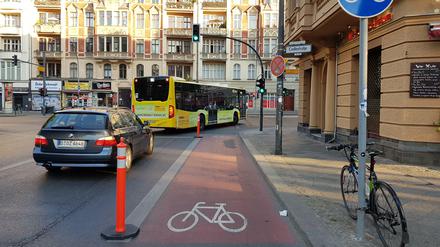 Durch die Poller auf der Kolonnenstraße sollen Fahrzeuge daran gehindert werden, den Radweg zu befahren.