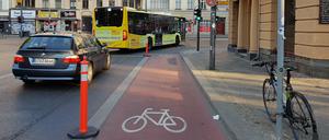 Durch die Poller auf der Kolonnenstraße sollen Fahrzeuge daran gehindert werden, den Radweg zu befahren.