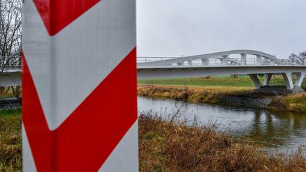 Die Brücke verbindet den deutschen Ort Coschen im Landkreis Oder-Spree (Brandenburg) und das polnische Dörfchen Zytowan. 