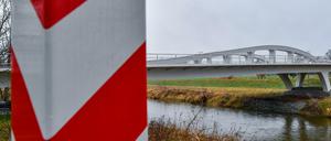 Die Brücke verbindet den deutschen Ort Coschen im Landkreis Oder-Spree (Brandenburg) und das polnische Dörfchen Zytowan. 