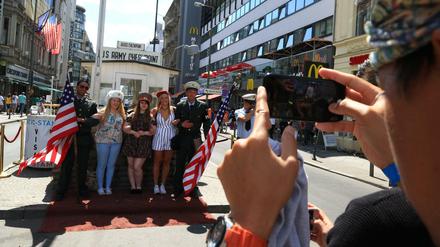 Die Schauspieler, die am Wachhäuschen des Checkpoint Charlie US-Soldaten darstellen, sind eine Attraktion für Touristen.