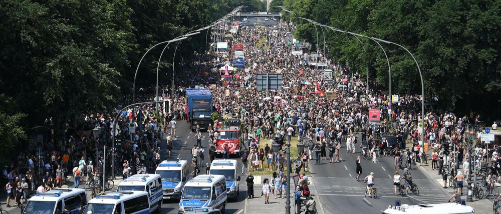 Protest gegen die AfD um die Siegessäule
