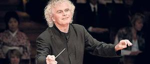 Sir Simon Rattle beendet diesen Sommer seine Zeit als Chefdirigent der Berliner Philharmoniker, nach 16 Jahren. 