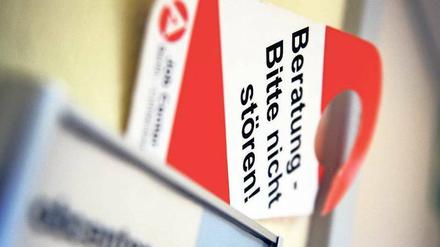 Riesiger Aufwand. Einige Hartz-Bescheide sind 20 Seiten dick. 