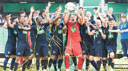 Hier jubelt der Nachwuchs. Die Spieler von Hertha BSC um Torwart Dennis Smarsch mit der Trophäe nach dem 3:1 gegen Schalke im Finale um die Meisterschaft. Foto: Horstmüller/Imago
