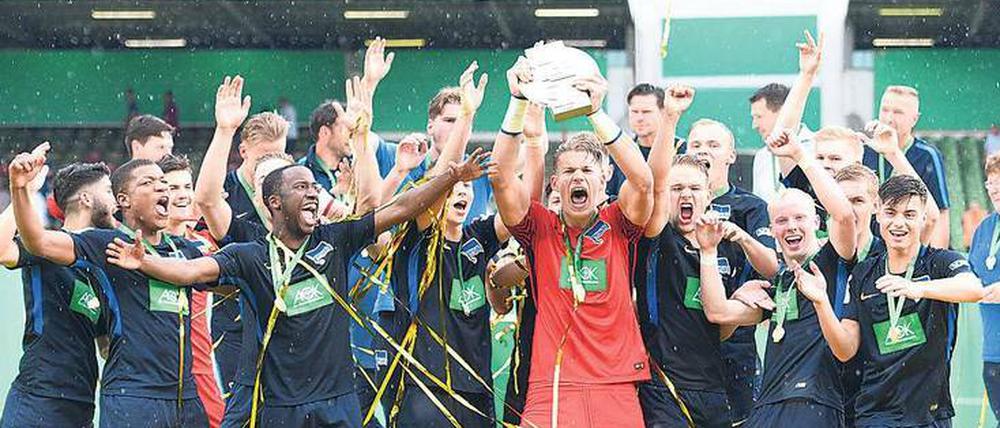 Hier jubelt der Nachwuchs. Die Spieler von Hertha BSC um Torwart Dennis Smarsch mit der Trophäe nach dem 3:1 gegen Schalke im Finale um die Meisterschaft. Foto: Horstmüller/Imago