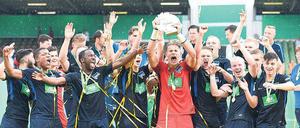Hier jubelt der Nachwuchs. Die Spieler von Hertha BSC um Torwart Dennis Smarsch mit der Trophäe nach dem 3:1 gegen Schalke im Finale um die Meisterschaft. Foto: Horstmüller/Imago