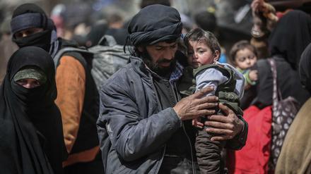 Menschen flüchten in Ost-Ghuta vor den Assad-Truppen. 