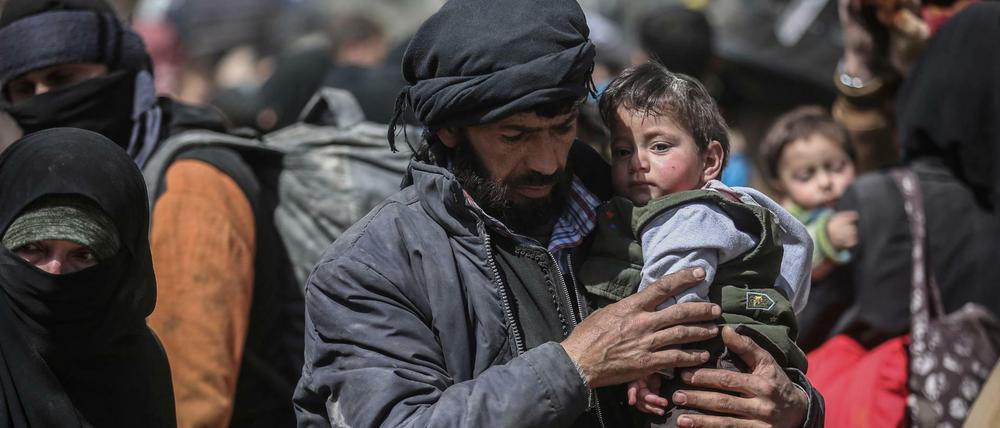 Menschen flüchten in Ost-Ghuta vor den Assad-Truppen.