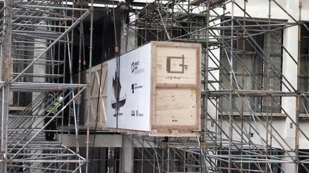 Behutsam wurde die vier Tonnen schwere Kiste in den ersten Stock des Humboldt-Forums gehievt.