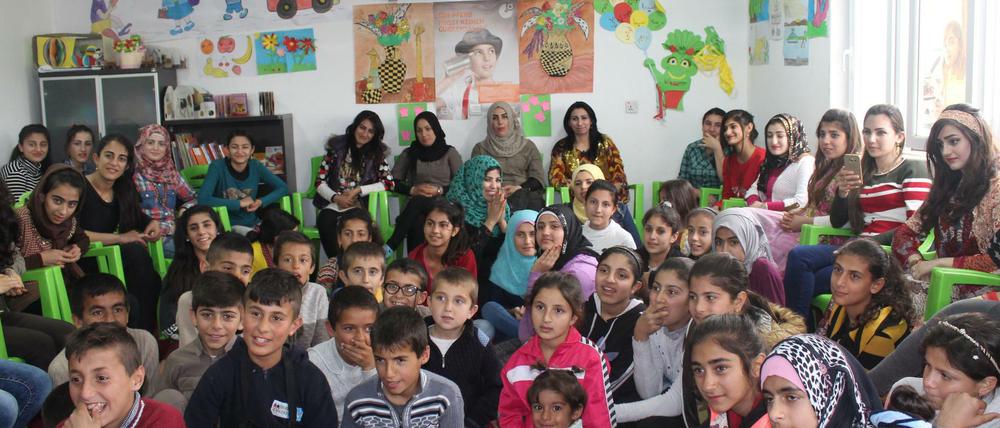 Glückliche syrische Kinder in einem Flüchtlingslager bei Erbil im Irak. Die Kinder hatten großen Spaß an den Geschichten, die die irakischen Frauen geschrieben hatten.